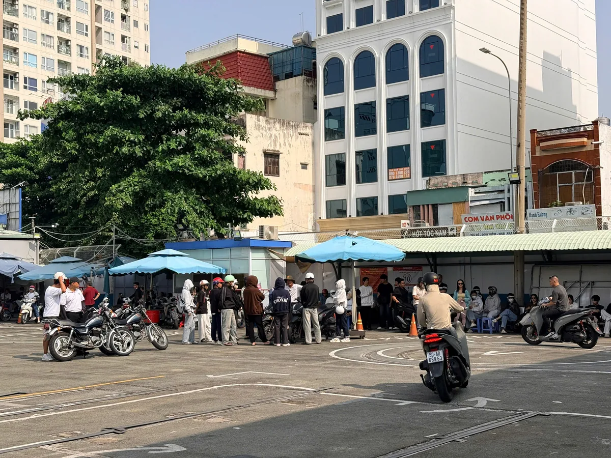 Buổi tập hạng A với học viên và các xe tập tại sân