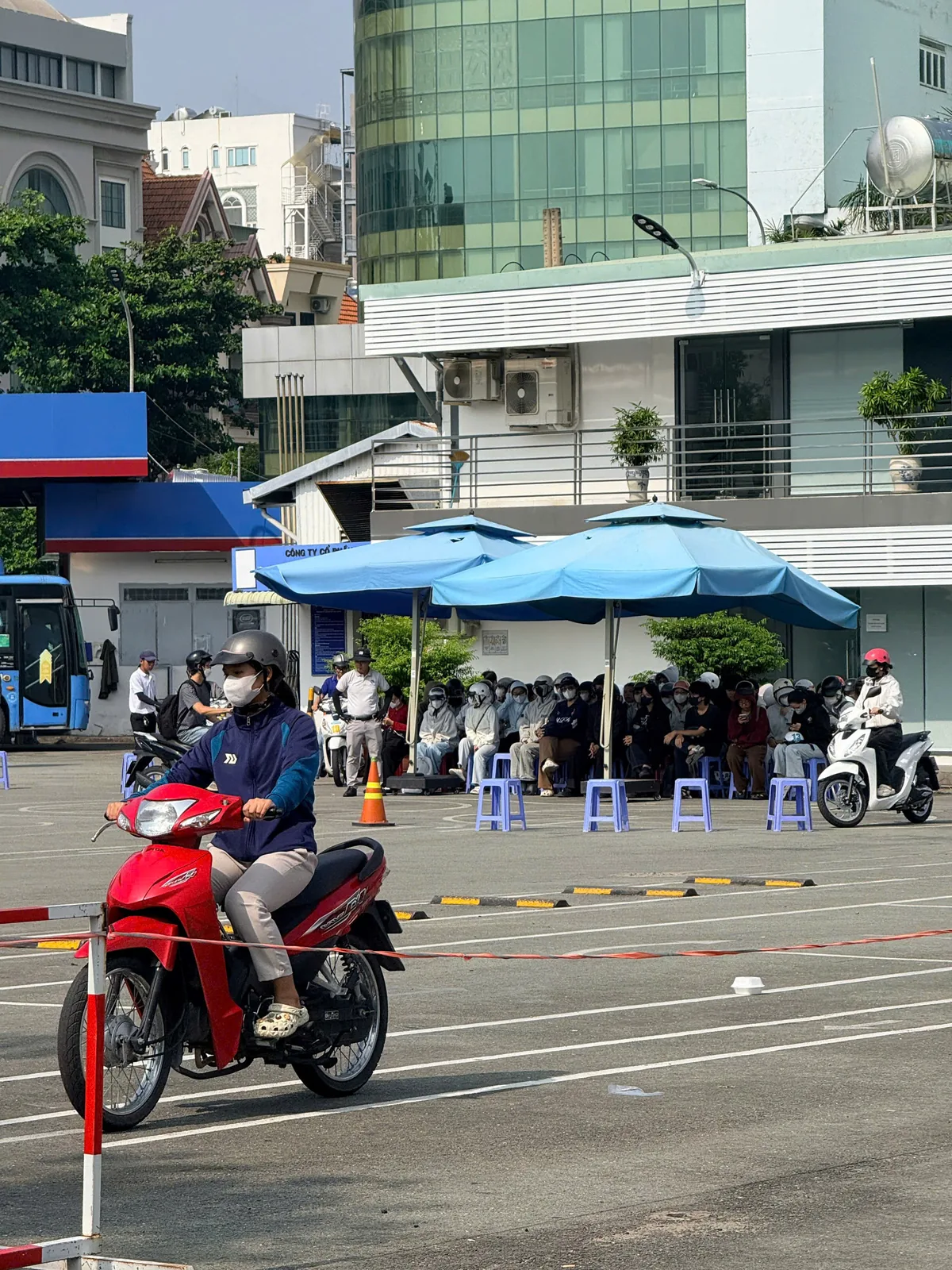 Học viên hạng A1 tập xe Wave màu đỏ tại sân tập