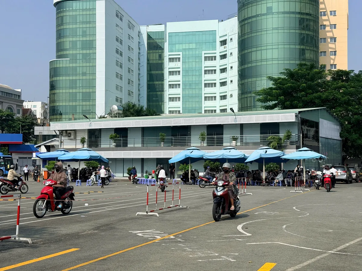Toàn cảnh học viên hạng A1 thực hành tại sân tập