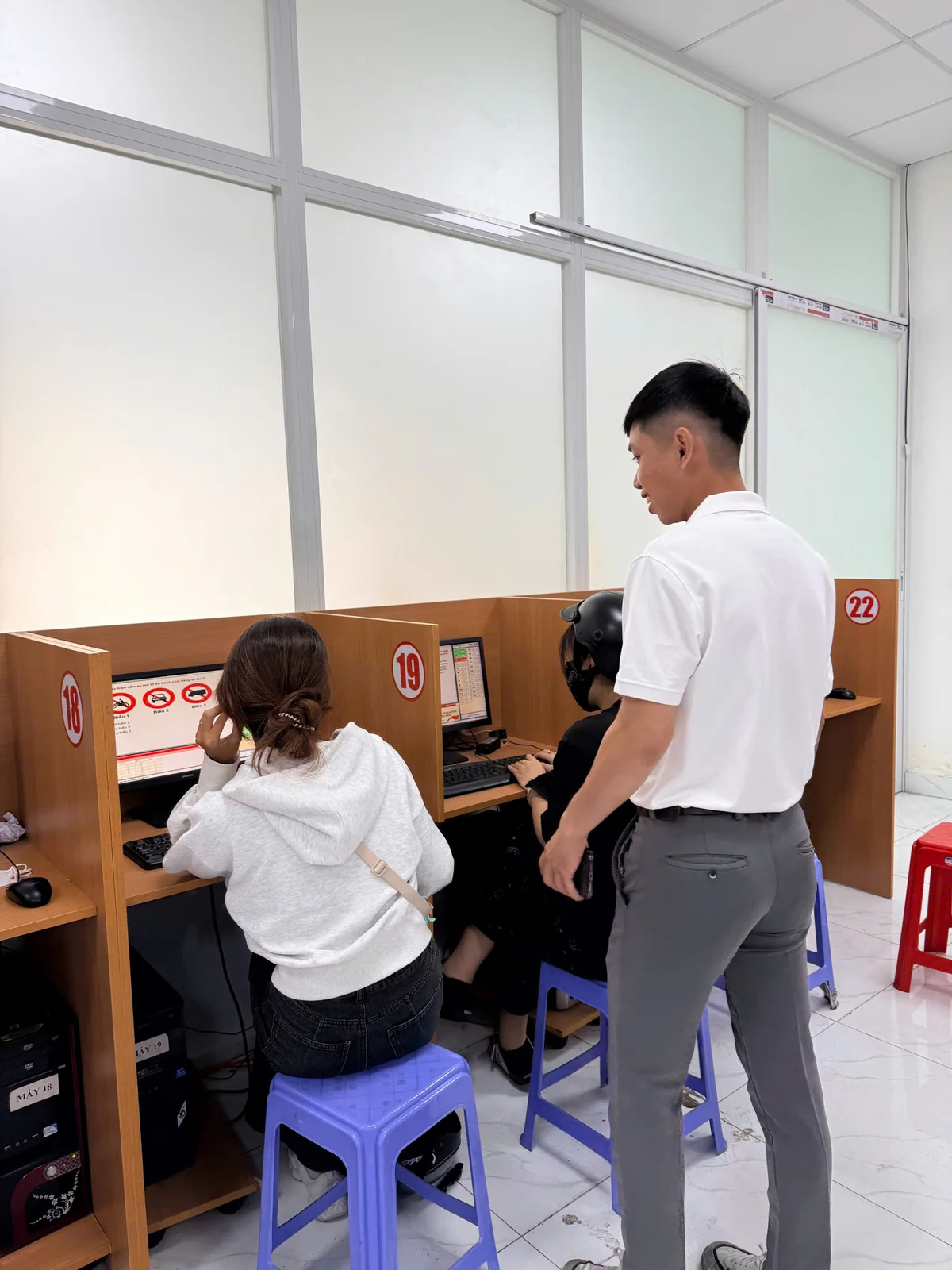 Giáo viên hướng dẫn học viên thao tác và học lý thuyết trực tiếp trên máy tính