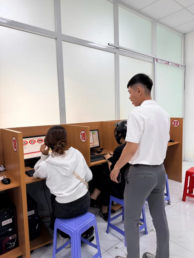 Giáo viên hướng dẫn thao tác trên máy tính