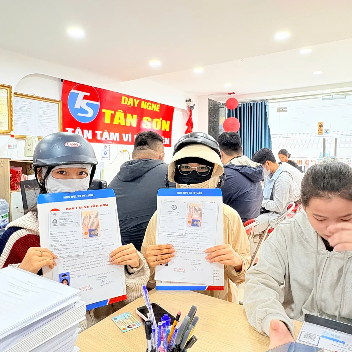 Khoảnh khắc trao bằng cho học viên tại Dạy Nghề Tân Sơn