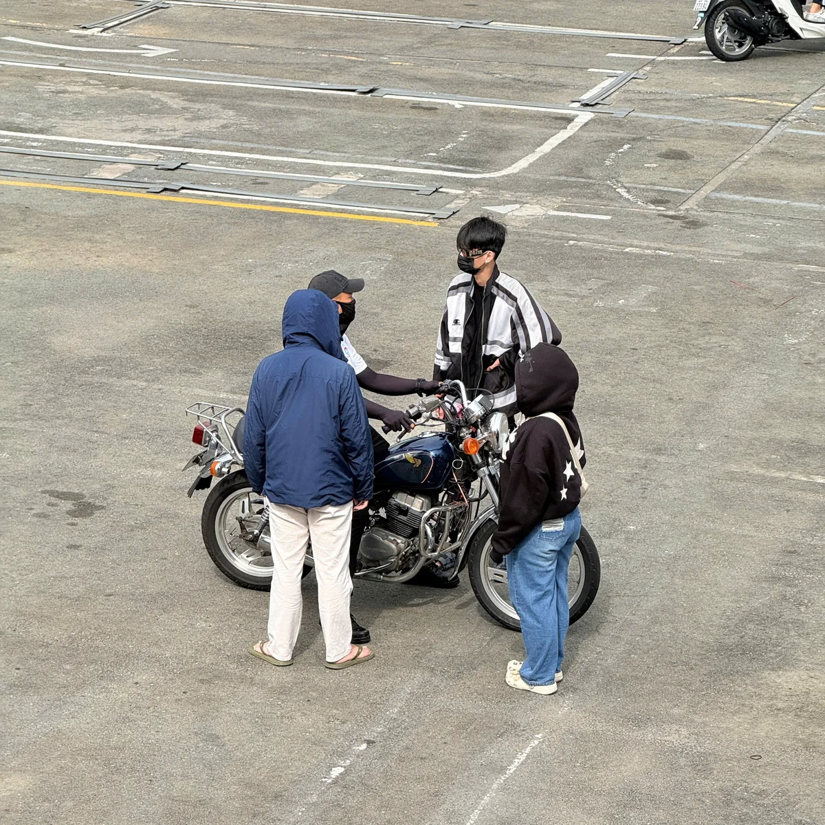 Giáo viên hướng dẫn nhóm học viên thao tác trên xe côn tay LA250 Custom
